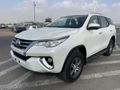 تويوتا فورتونر Toyota Fortuner 2019 white colour Petro engine 2.7 3x4 Gcc specs fully automatic LHD Gulf specs
