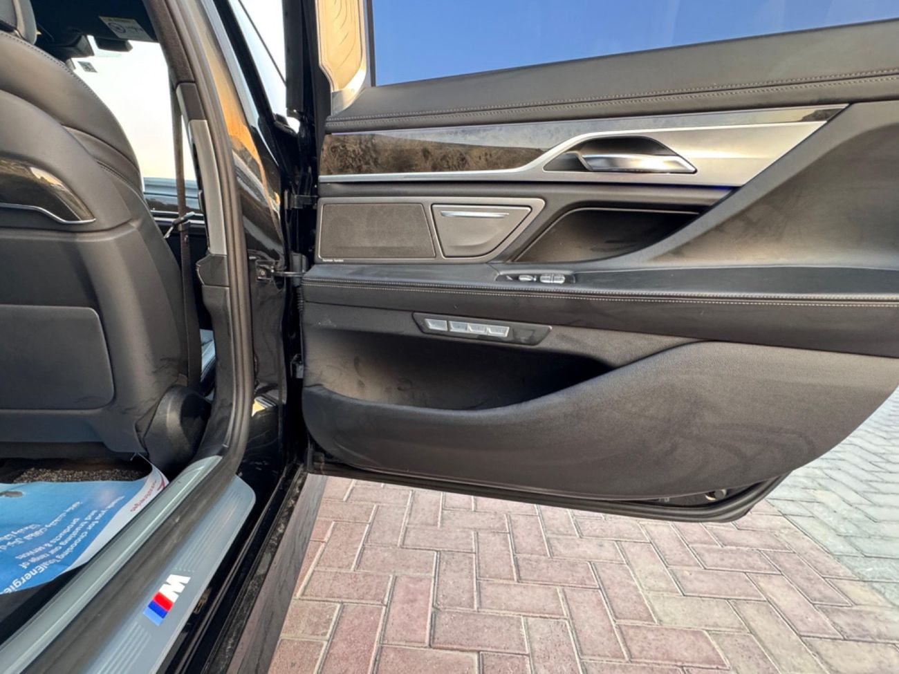 بي أم دبليو 750Li Luxury M Sport Package 4.4L