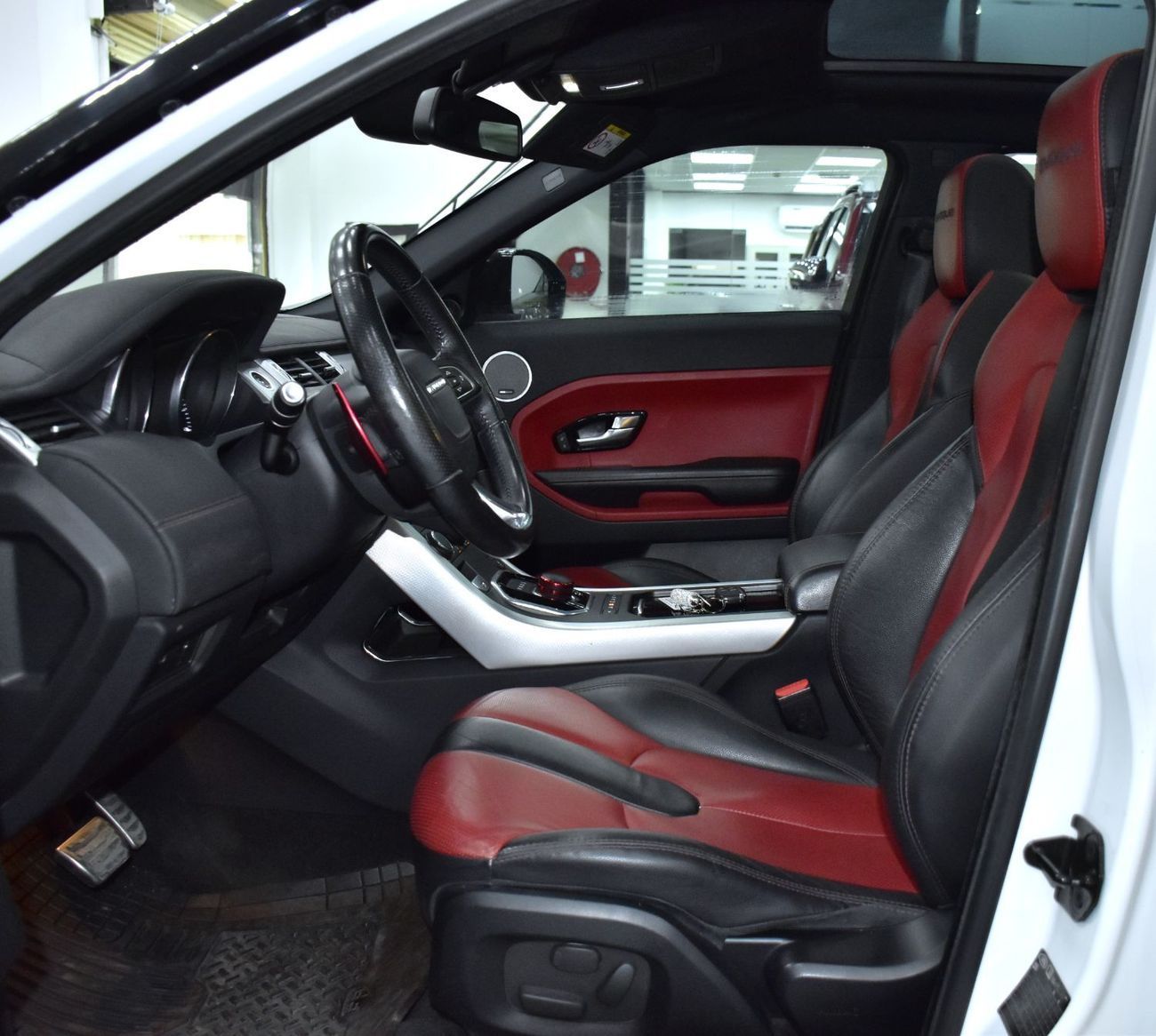 Land Rover Range Rover Evoque Land Rover Range Rover Evoque R-Dynamic ( 1 of 1 in UAE / Special Order ) 2015 Model GCC Specs