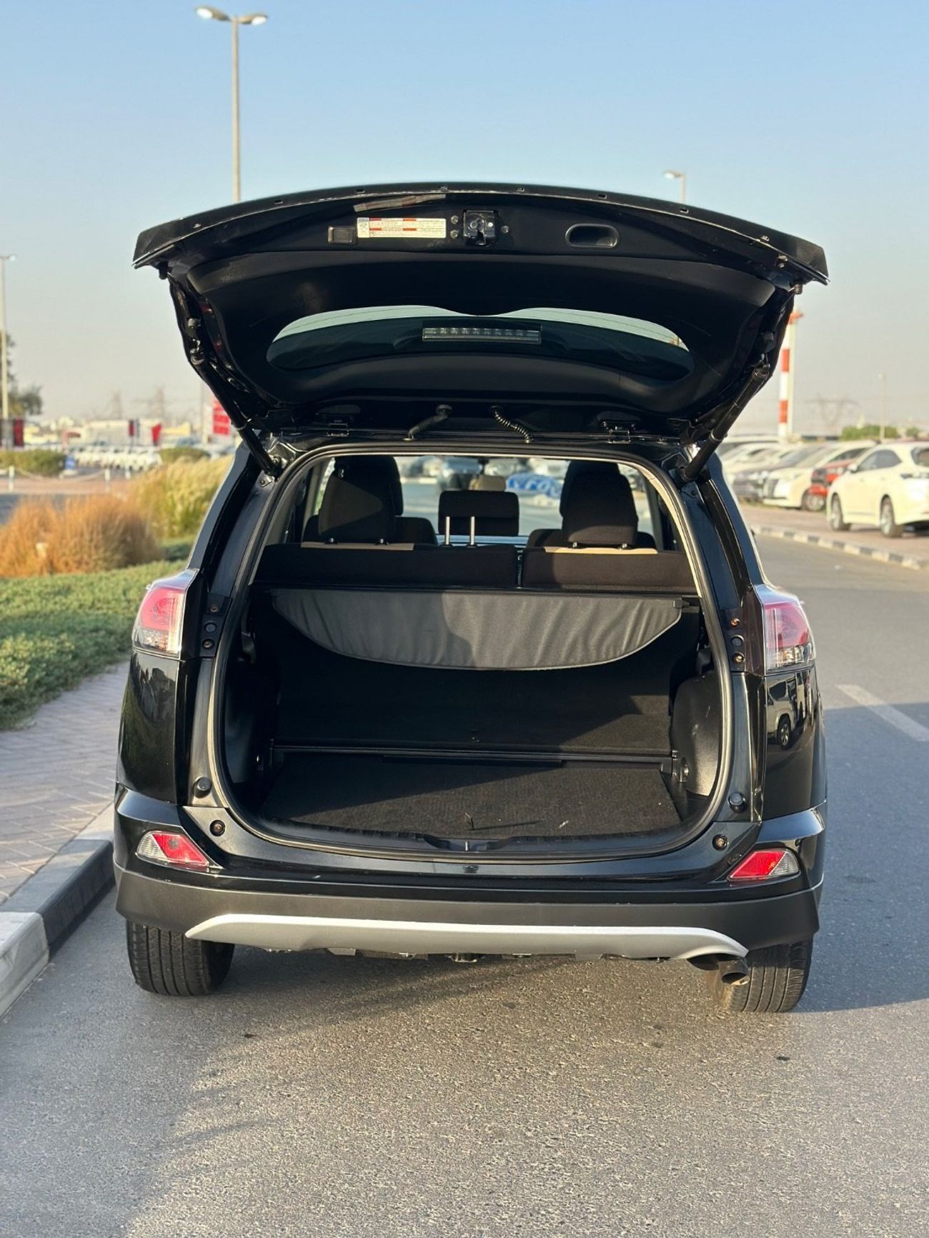 Toyota RAV4 Hybrid XLE Sunroof, push start full option