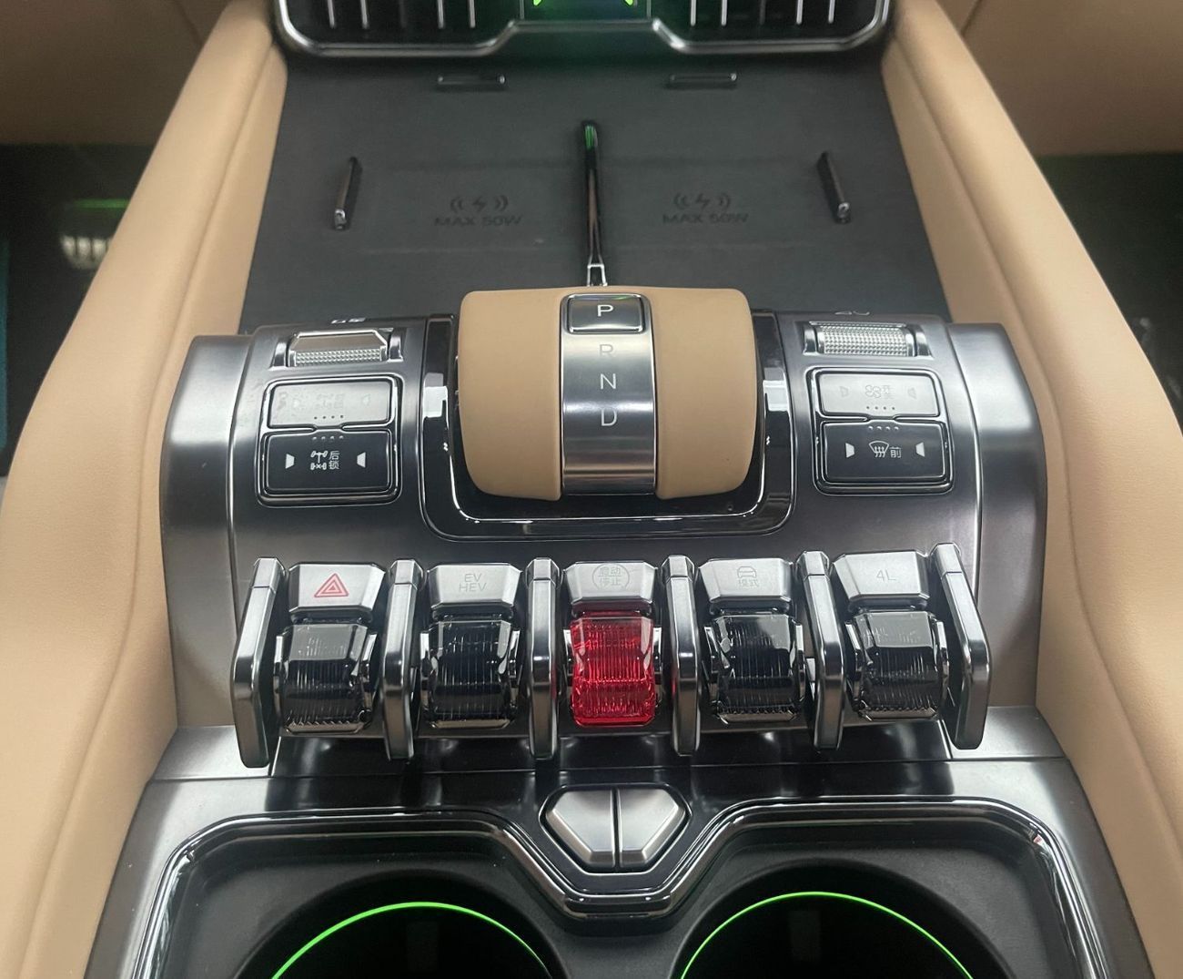 BYD Leopard 8 8 Plug in Hybrid 2.0 L 500 KW dual motor - 100,000km service contract - 10 years warranty - 7 Seater