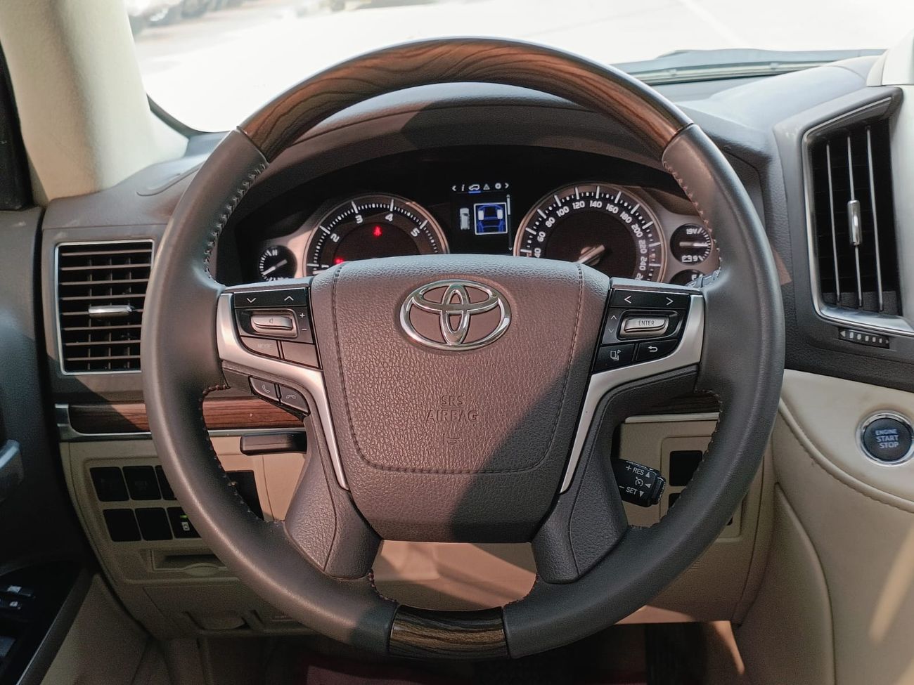 Toyota Land Cruiser VXR 5.7L  Petrol / V8 / Full Option / Exclusive Condition (LOT # 99986)
