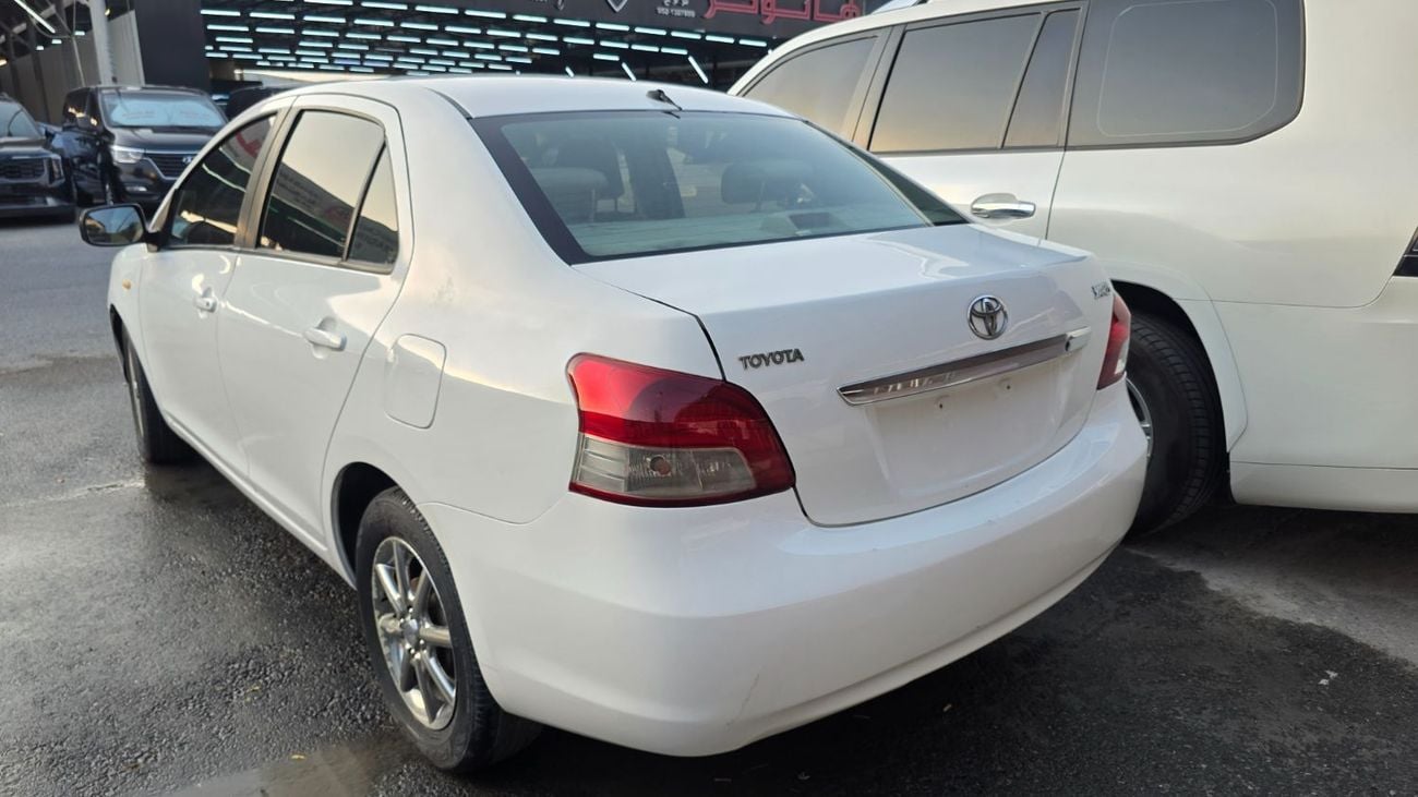 Toyota Yaris BASE