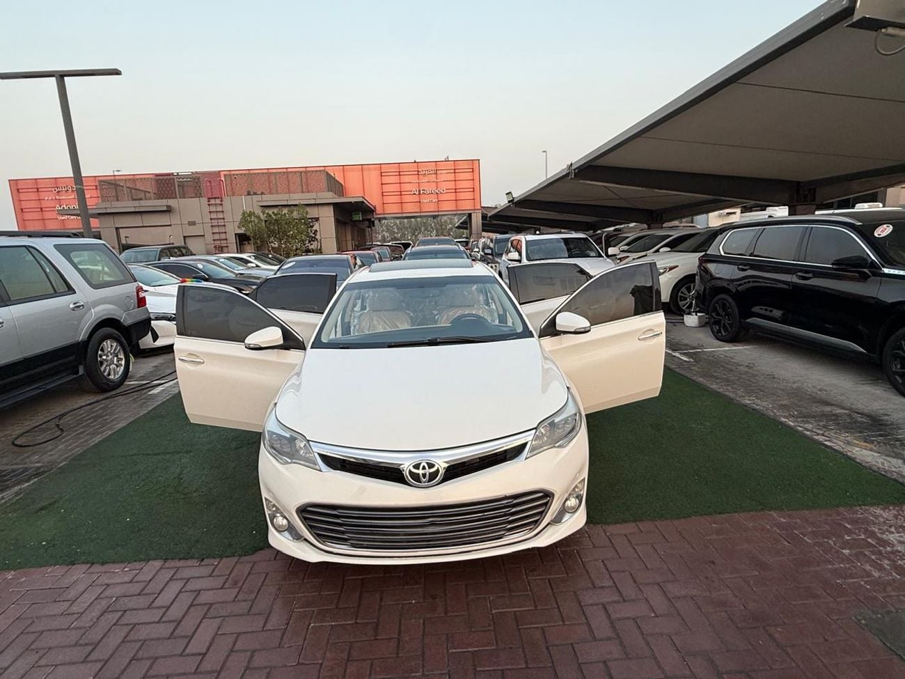 Toyota Avalon SE+ full option ,in showroom condition