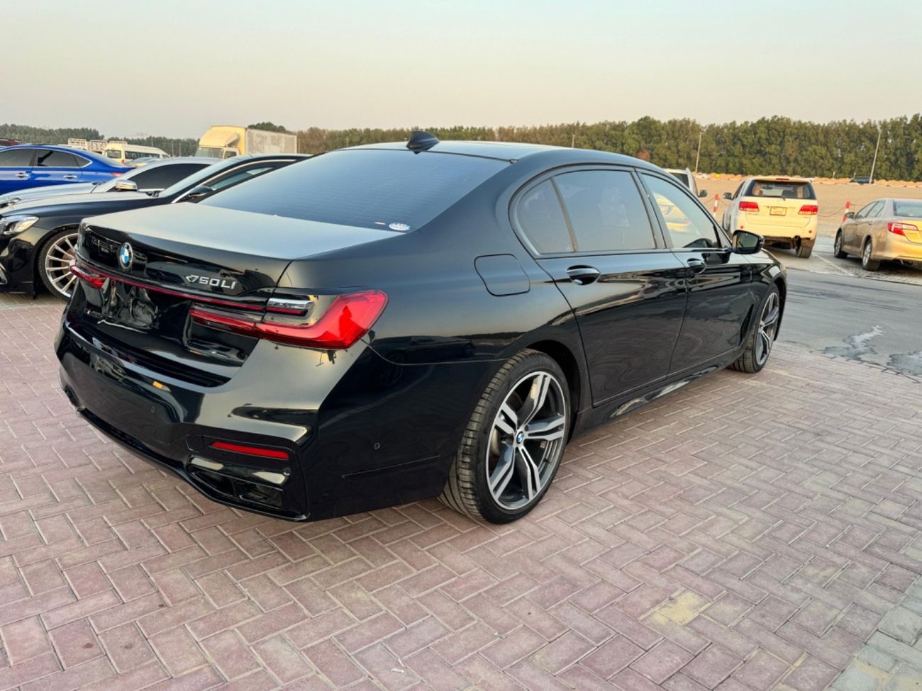 بي أم دبليو 750Li Luxury M Sport Package 4.4L