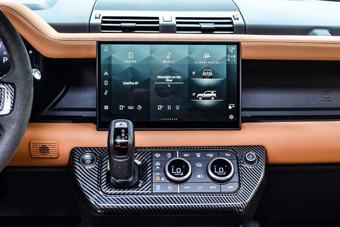 Land Rover Defender 90 P525 Fully Loaded with head up Display 2key interior carbon fiber trims completely covered by mat PPf Wit