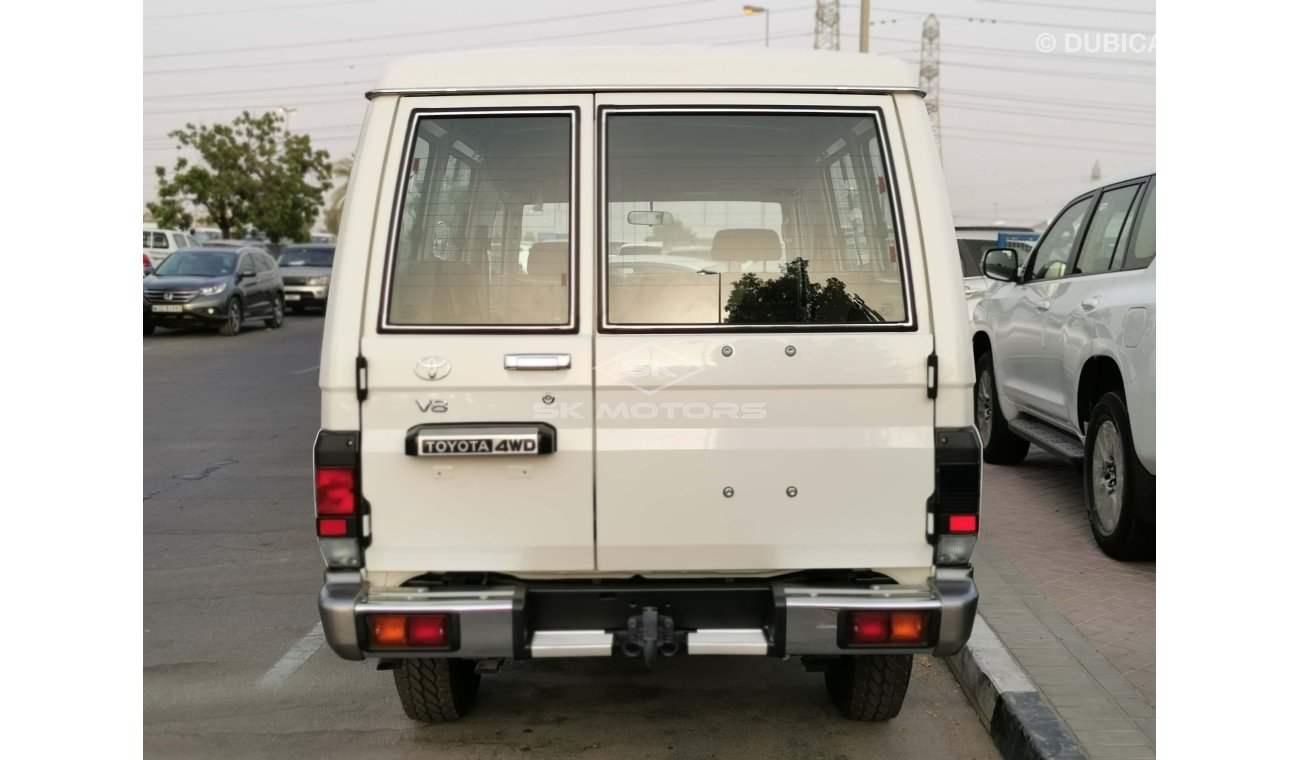 Toyota Land Cruiser 4.5L, Diesel, Xenon Headlights, Manual Front A/C, Manual Windows, Fabric Seats (CODE # LX7802)