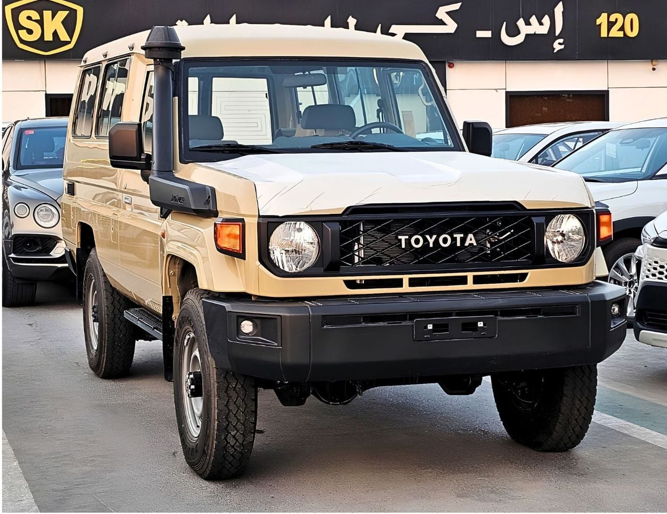 تويوتا لاند كروزر 70 تويوتا لاندكروزر LC78 هاردتوب 3 أبواب || محرك بنزين 4.0 لتر V6، ناقل حركة أوتوماتيكي، دفع رباعي | أن