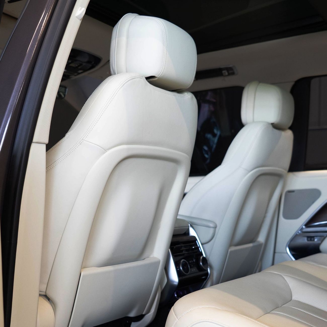 Land Rover Range Rover SE P400 AED 6,324 P.M • 0% Downpayment • Range Rover SE P400 • Agency Warranty