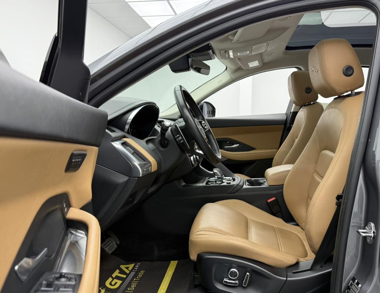 Jaguar E-PACE SE P200 2.0L 2021 Jaguar E-Pace SE P200, 2026 Jaguar Warranty, Full Jaguar Service History, Fully Lo