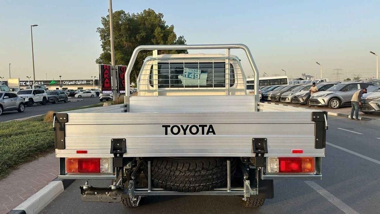 تويوتا لاند كروزر بيك آب AUTO 2.8 DIESEL