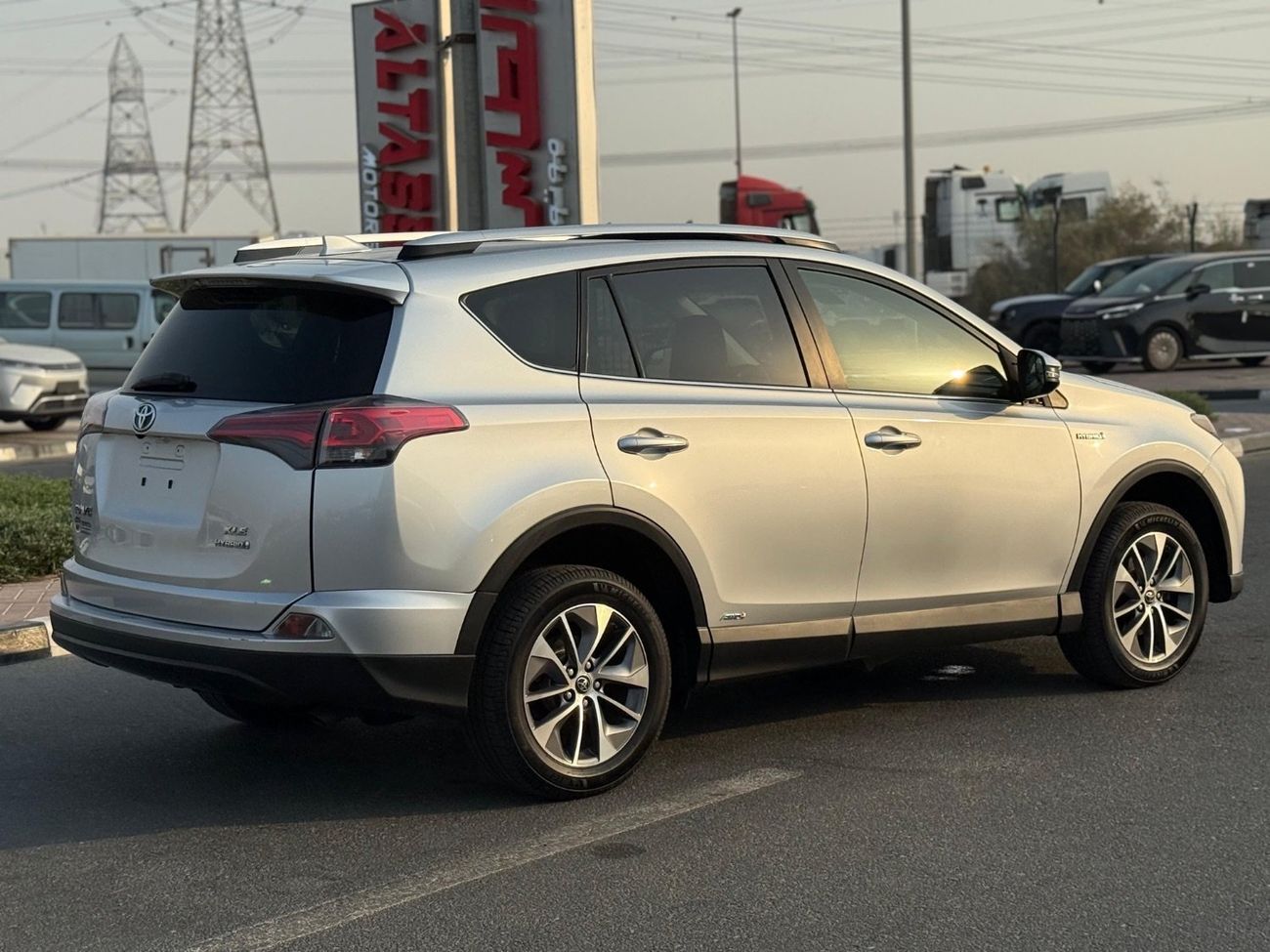 تويوتا راف ٤ XLE Hybrid sunroof,push start full Option