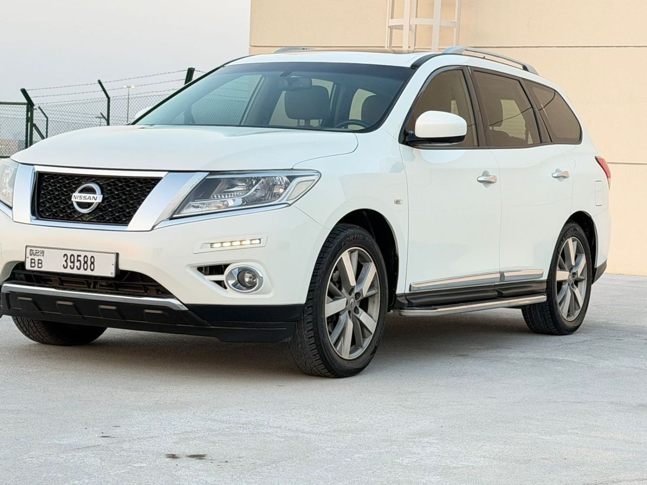 Nissan Pathfinder SL 3.5L (260 HP) 4WD Excellent condition inside and outside