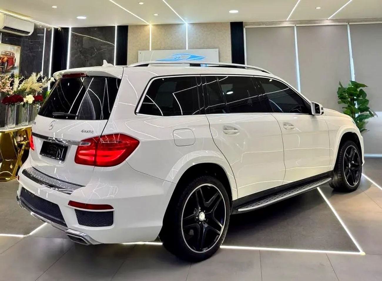 Mercedes Benz GL500 ELITE MERCEDES GL500 V8 || GLS UPGRADE || RADAR || TOP RANGE || GCC || PANORAMIC || LOW MILEAGE