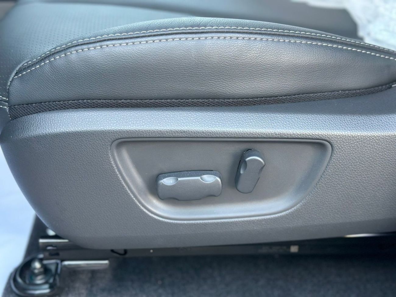 Mitsubishi L200 Mitsubishi L200 SPORTERO DIESEL - 2.4L - DOUBLE CABIN - 4X4 - A/T - POWER LOCKS AND POWER WINDOWS