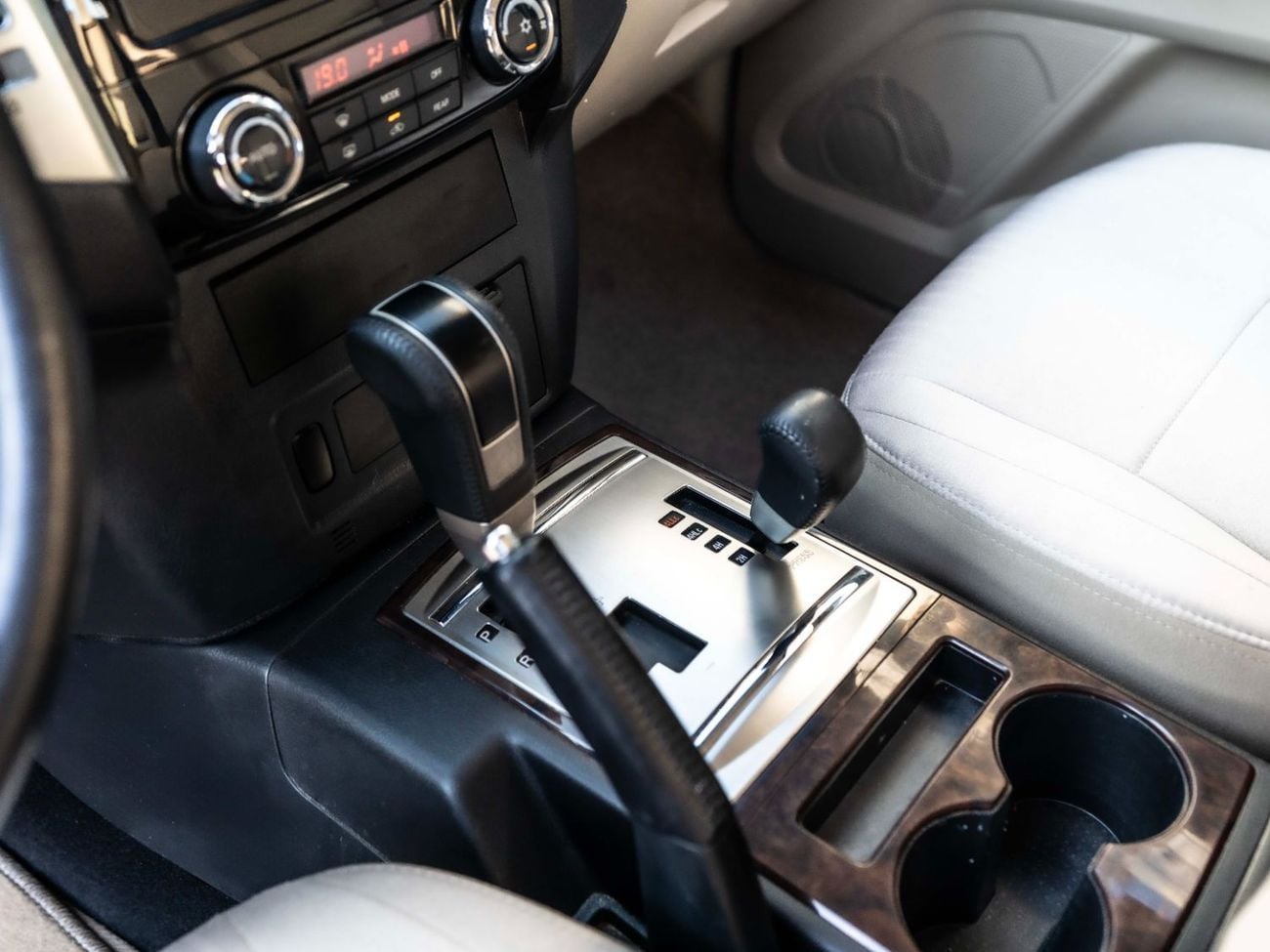 ميتسوبيشي باجيرو GLS Base 3.5L (7 Seater)