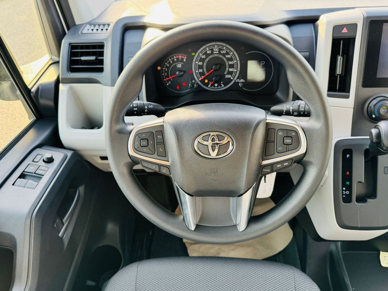 تويوتا هاياس Toyota Hiace Van 3.5L petrol A/T F/O WHITE COLOR