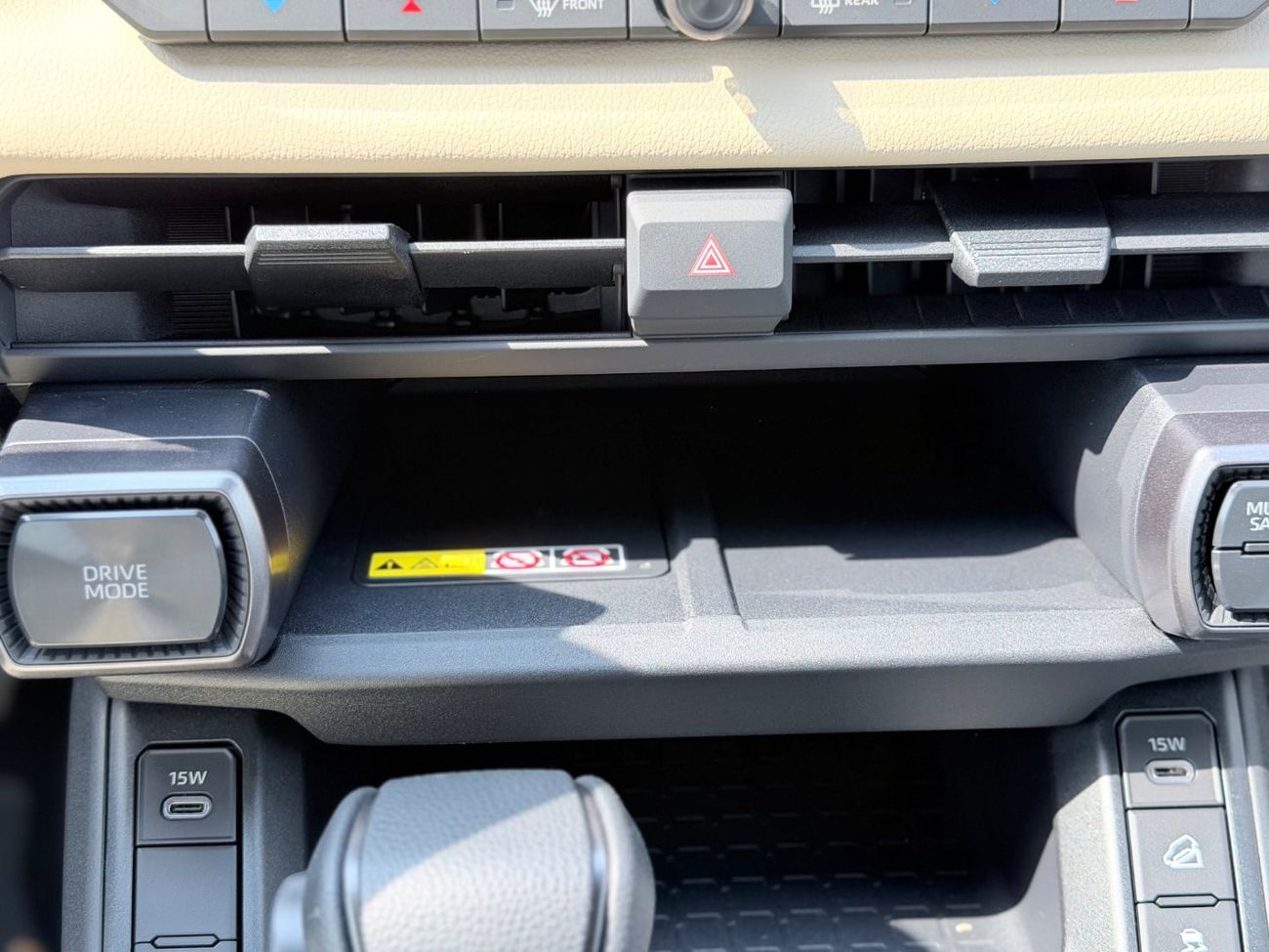 تويوتا راف ٤ XLE * الموديل: تويوتا RAV4 2026 * المحرك: 2.0 لتر بنزين * نوع الوقود: بنزين - يورو 4 * نظام الدفع: دفع ر