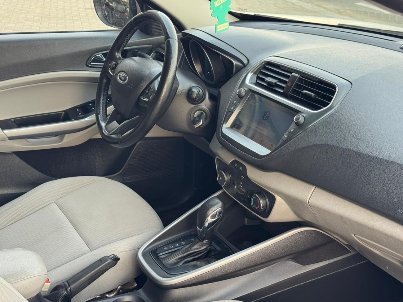 Ford Escort ECO CAR / GCC / BIG SCREEN / RIMS / APPLE ANDROID AUTO / IN PERFECT CONDITION