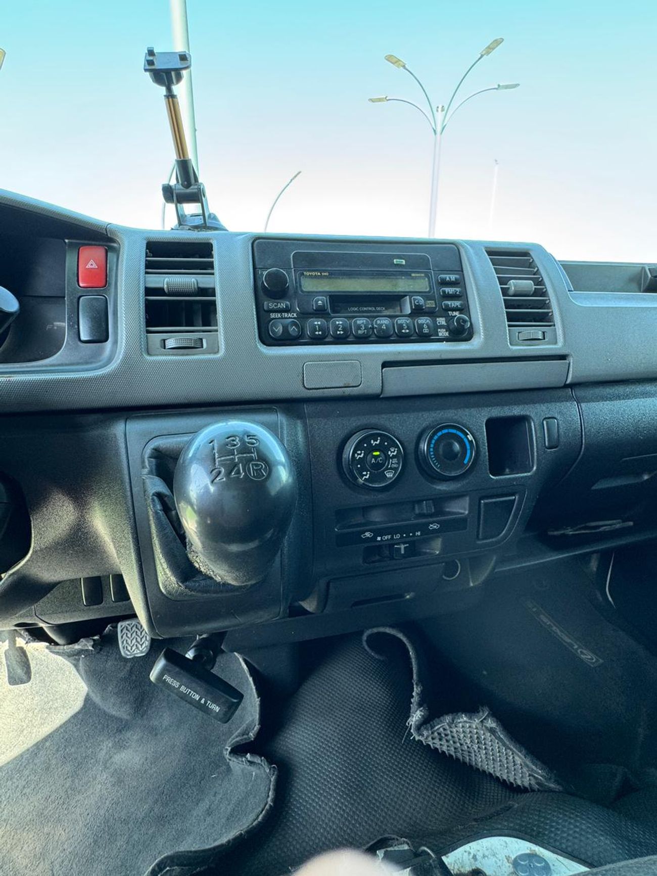 Toyota Hiace GL - Standard Roof 2.7L