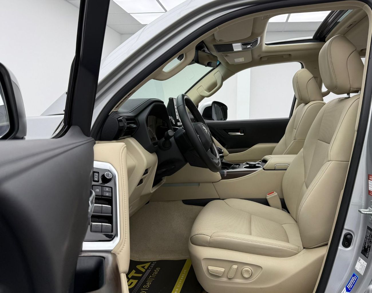 Toyota Land Cruiser GXR 4.0L 2022 Toyota Land Cruiser GXR, Warranty, 2026 Toyota Service Pack, Very Low Km, 7 Seater, GC