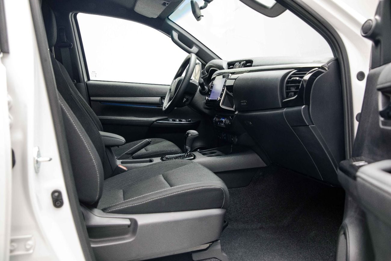 تويوتا هيلوكس Adventure 4.0L - Platinum White Inside MLM Black | Export Only