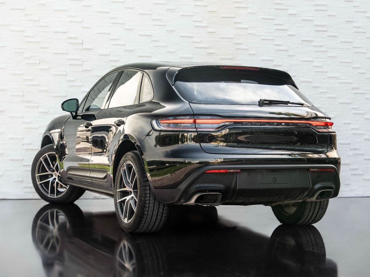 بورش ماكان Base