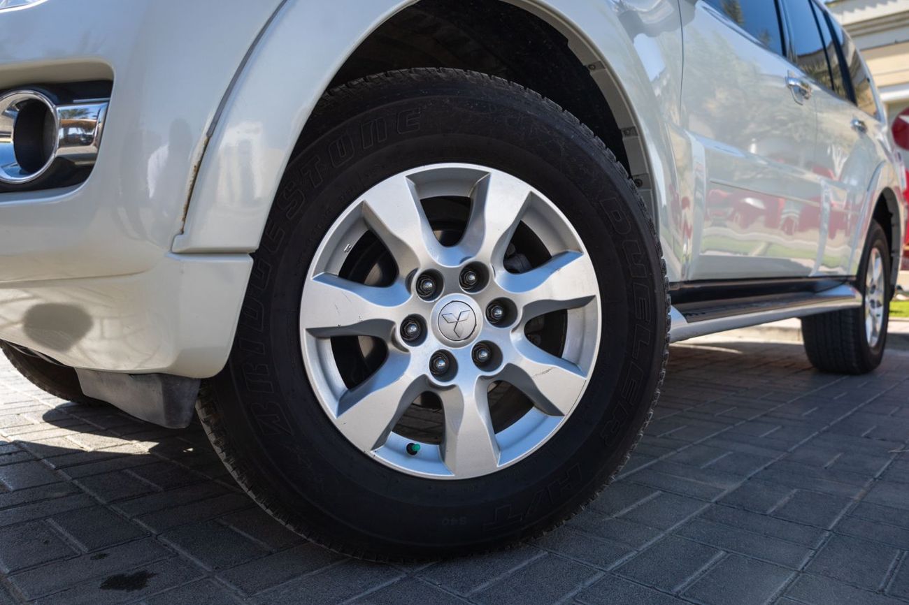 Mitsubishi Pajero GLS Base 3.5L (5 Seater)