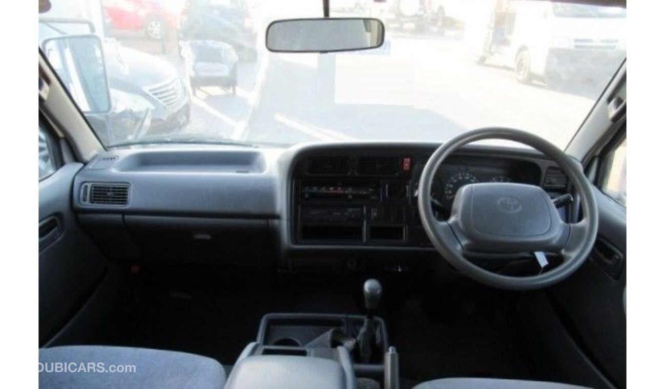 تويوتا هاياس Toyota Hiace Van Right Hand Drive (stock PM 820)