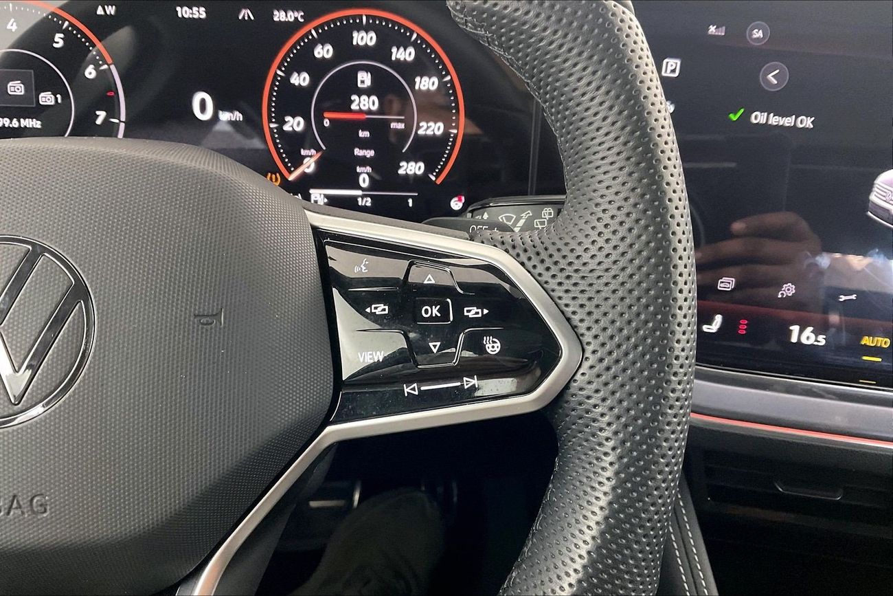 فولكس واجن طوارق R-Line | National Day Celebration | شامل الضمان | 0 ﺪﻔﻋﺓ ﺃﻮﻟﻯ