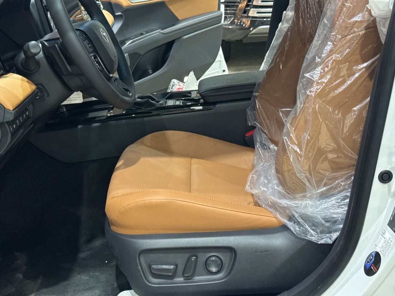 Toyota Camry 2.5L Lumiere  HEV , Leather seat, Panoramic Roof Full option 2026 Saudi Specs