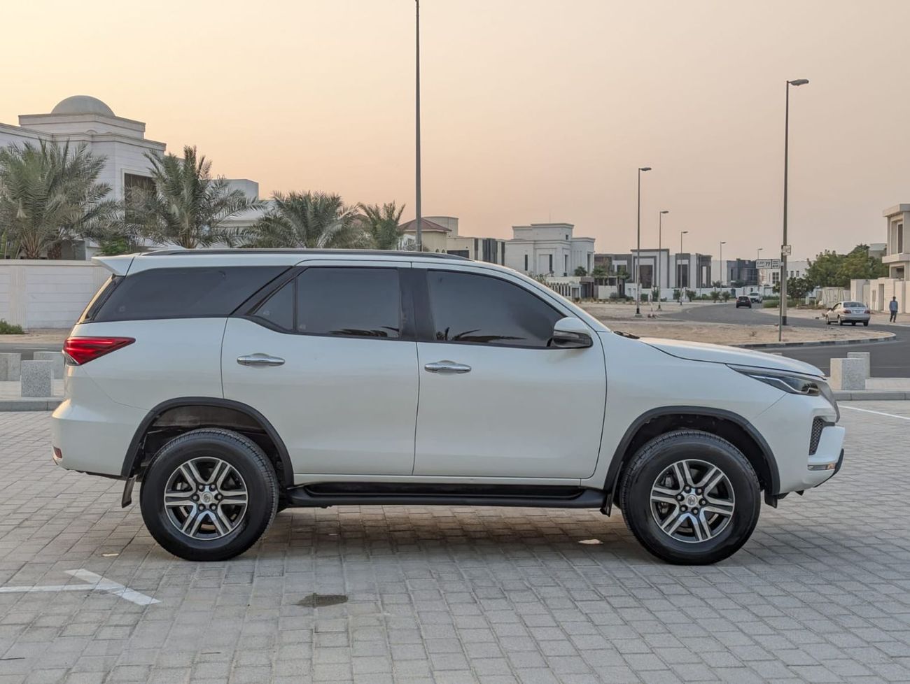 تويوتا فورتونر Toyota Fortuner 2021 white colour LHD Gcc specs 4x4 Petro engine