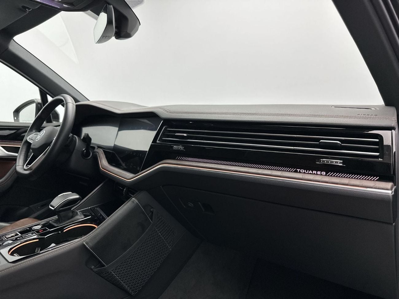 Volkswagen Touareg 3.0T TL (340 HP) Touareg Elegance (Ref#14657) / WAS 194,900 AED - NOW 189,900 AED