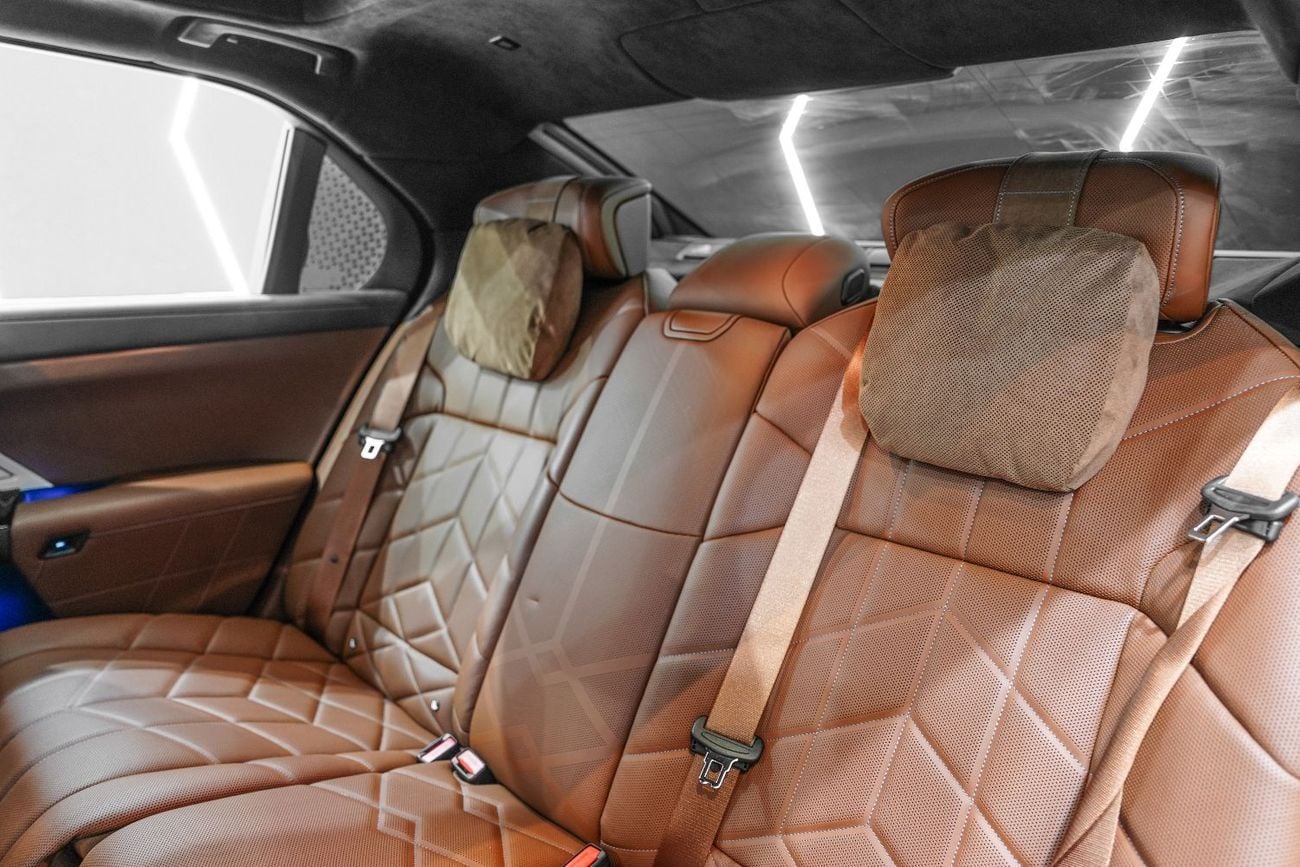 بي أم دبليو 735i M Sport Package, Executive Lounge, AGMC Warranty + Service!!