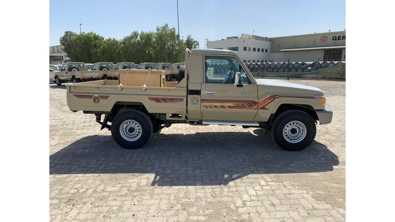 Toyota Land Cruiser Pick Up 4.0L single cabin Mid Option DL + winch