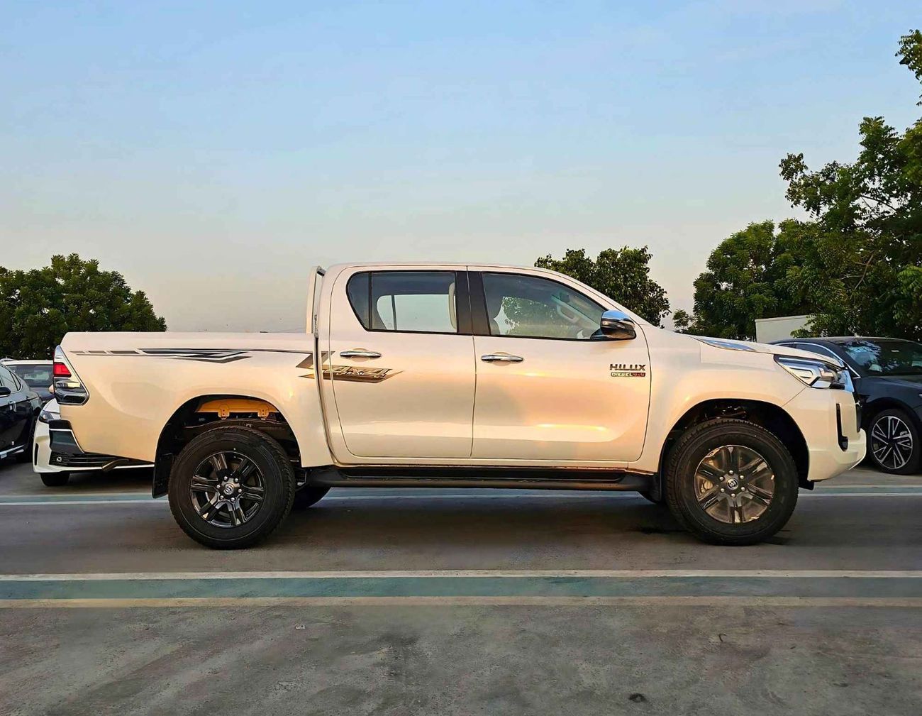 Toyota Hilux SR5 WIDE BODY / 2.4L DIESEL V4 A/T / PUSH START/REAR CAMERA/REAR CHROME BUMPER/FULL OPTION (CODE#SR5