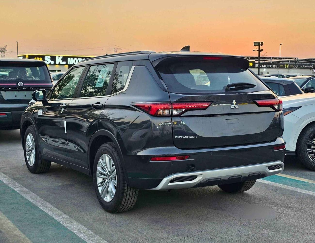 ميتسوبيشي آوتلاندر 2.5L PETROL / LIMOUSINE LEATHER / FR&RR PARKING SENSOR / DVD+CAMERA  (CODE # F03)
