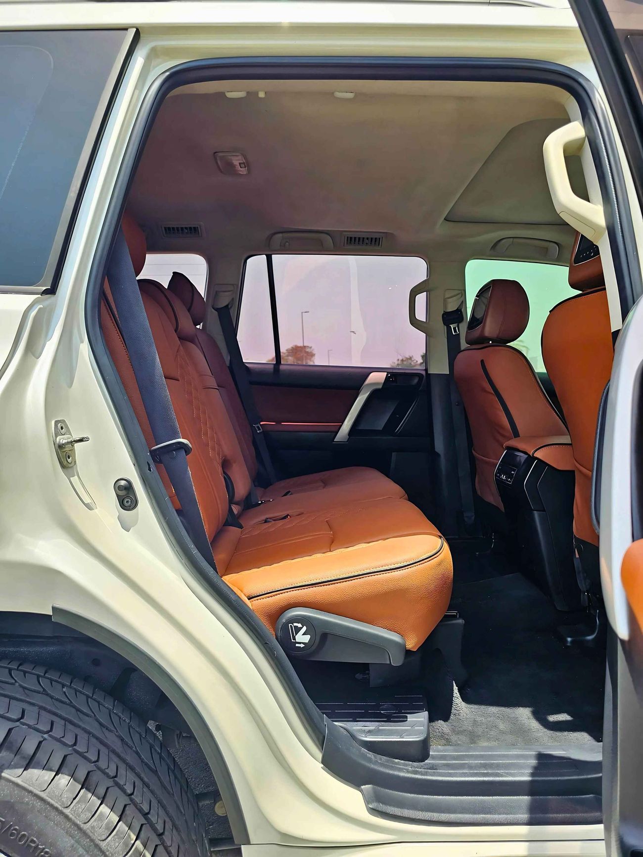 تويوتا برادو VXR/ V4 2.7L/ FULL OPTION/ SUNROOF/ ELECTRIC LEATHER SEATS/ HEADS REST TV/ DOWN TYRE/ LOT# 39672