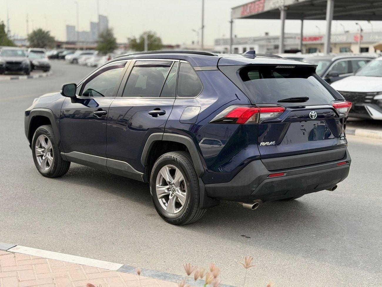 Toyota RAV4 XLE 2.5L  4X4 Sunroof, push start full option