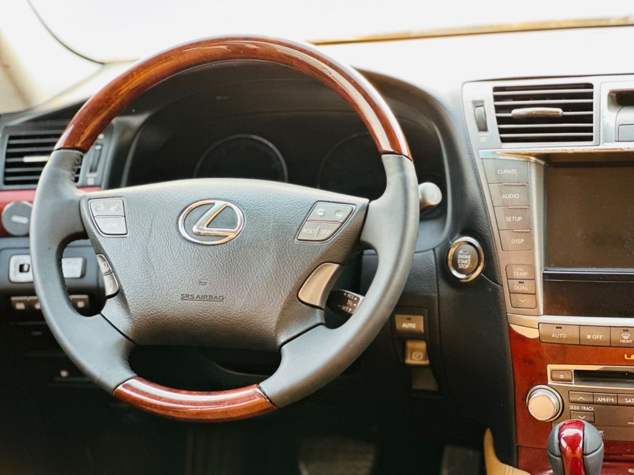 لكزس LS 460 موديل 2011 حاله ممتازه من الداخل والخارج فل مواصفات فتحهوتحكم كهربي كامل