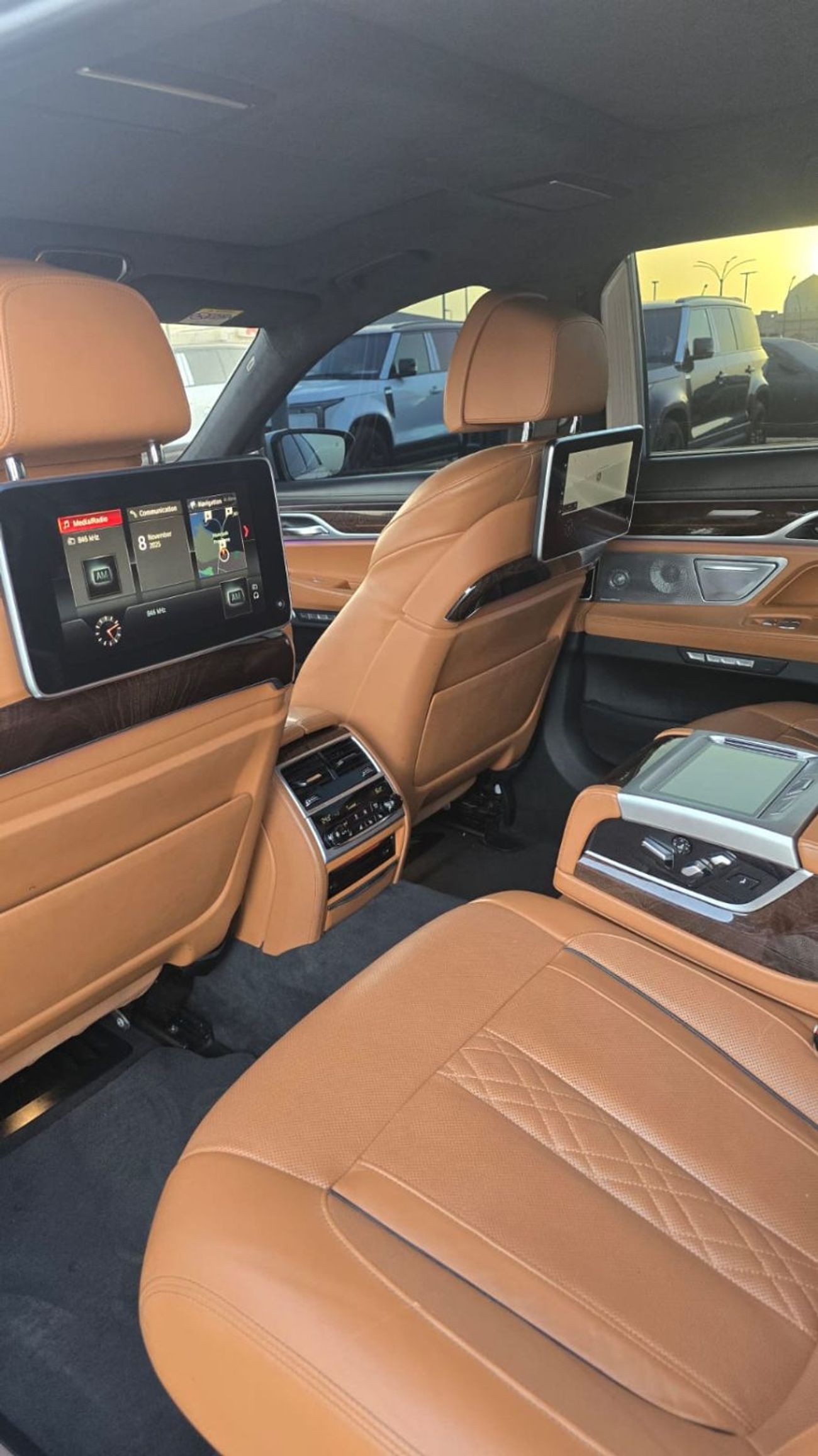 BMW 750Li Luxury 4.4L (443 HP)