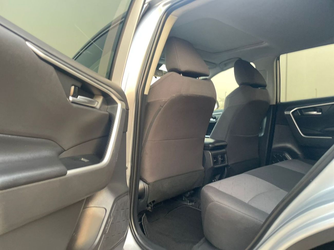 تويوتا راف ٤ 2019 Toyota Rav4 XLE 2.5L V4 - Push Start With Sunroof - MidOption