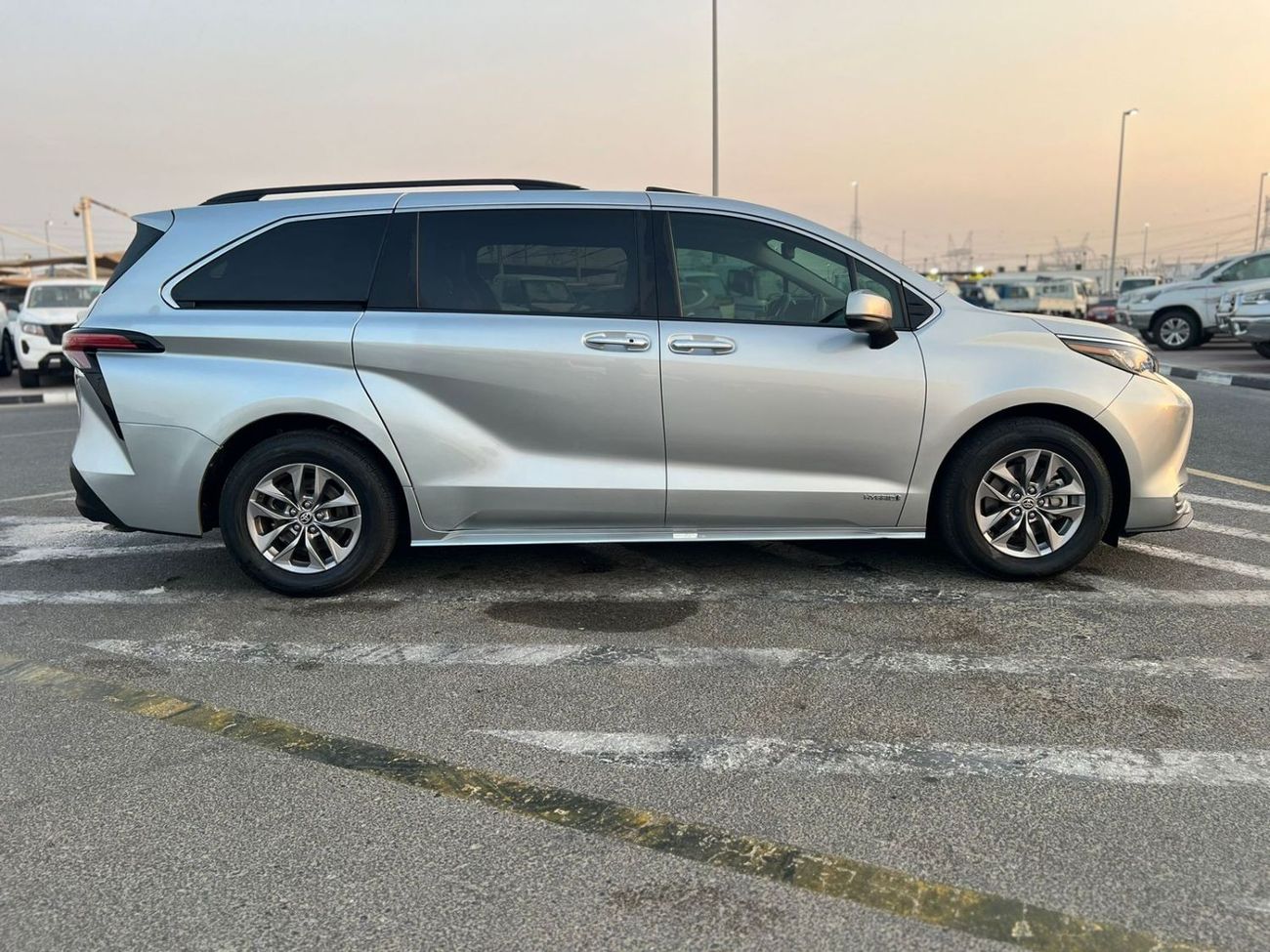 Toyota Sienna 2021 Toyota Sienna, Xle Hybrid + Sunroof + Leather & Electric Seats + Push Start + Doors Open Close 