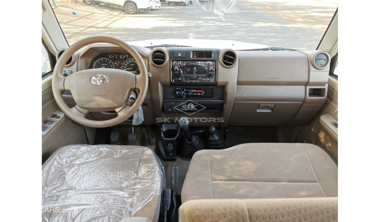 Toyota Land Cruiser Pick Up 4.0L, 16" Tyre, Xenon Headlight, Fabric Seat, Manual Front A/C, Snorkel, SRS Airbags (CODE # LCDC08)