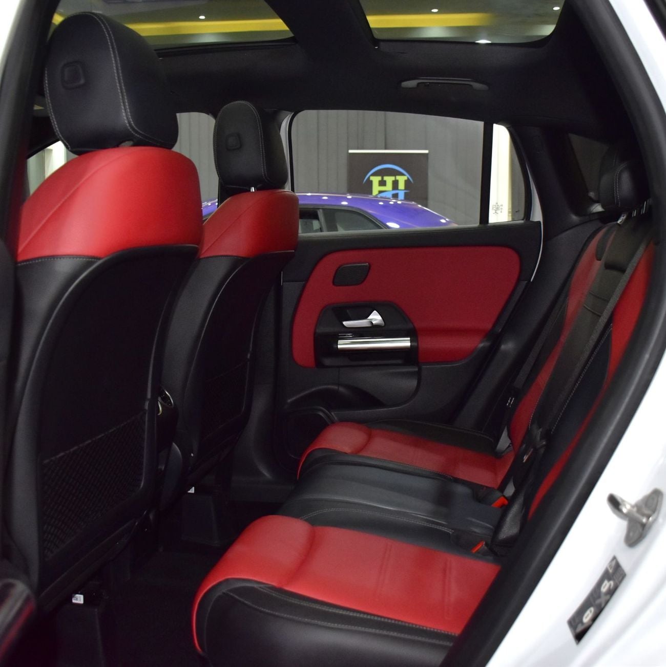 مرسيدس بنز GLA 35 AMG 4MATIC عرض ممتاز لسيارة مرسيدس بنز GLA35 AMG (موديل 2022) باللون الأبيض بمواصفات خليجية