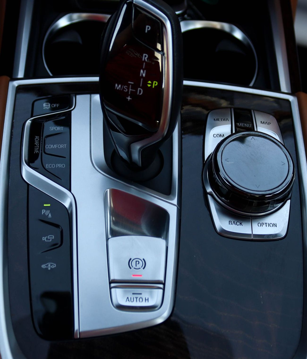 بي أم دبليو 750Li xDrive 4.4L (523 HP)