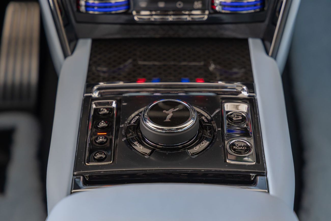 رولز رويس كولينان ROLLS-ROYCE CULLINAN | BLACK BADGE | FULL OPTIONS | BESPOKE SOUND SYSTEM | GCC SPECS | DEALER WARRAN