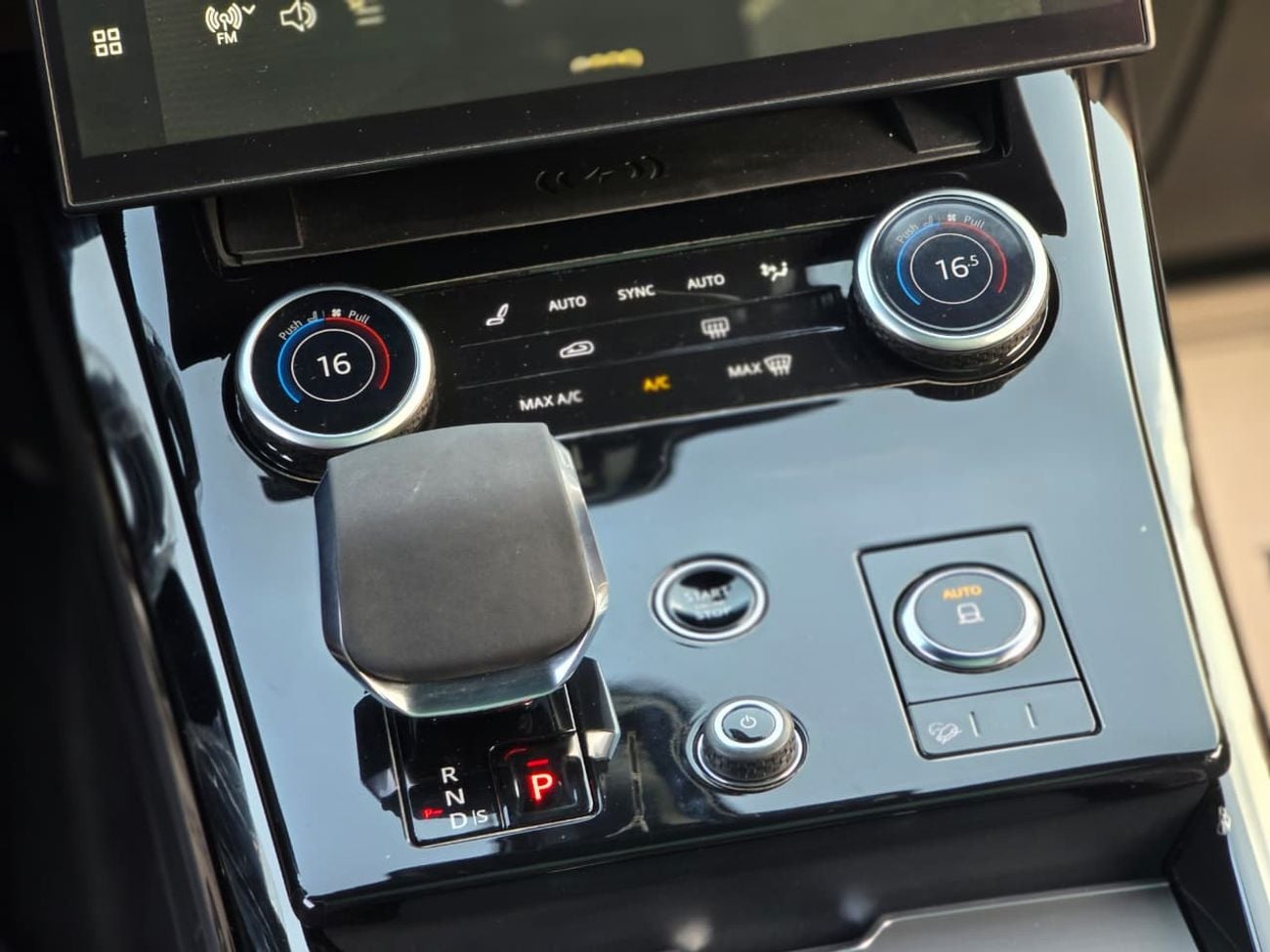 Land Rover Range Rover Sport Dynamic SE P400 3.0L RANGE ROVER SPORT DYNAMIC SE P400 2023 GCC // PERFECT CONDITION // LOW MILEAGE