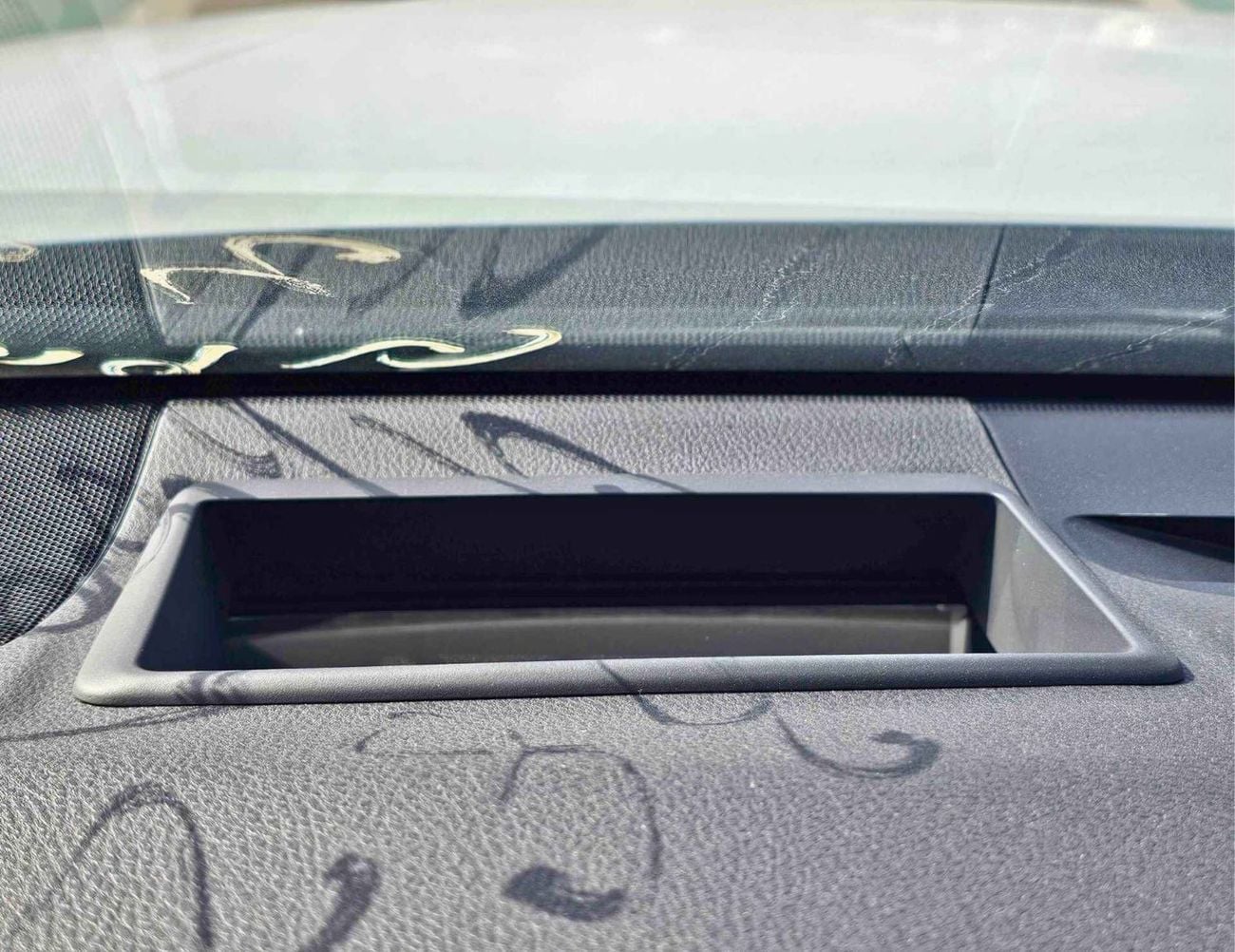 تويوتا كامري LUMIERE HYBRID /2.5L V4 PETROL/RADAR / PANORAMIC ROOF /360*CAMERA/HEADS UP DISPLAY (CODE#CLM)