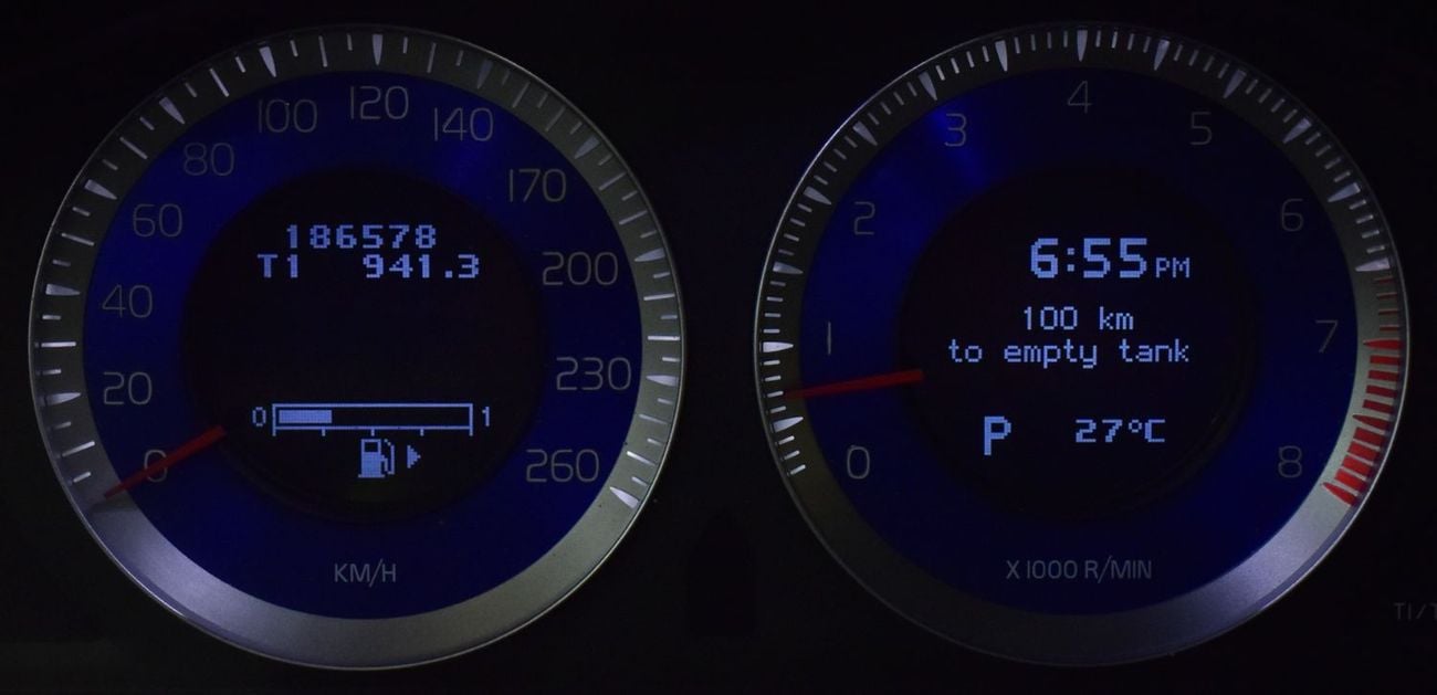 فولفو XC 60 EXCELLENT DEAL for our Volvo T6 AWD R-Design ( 2010 Model ) in Silver Color GCC Specs